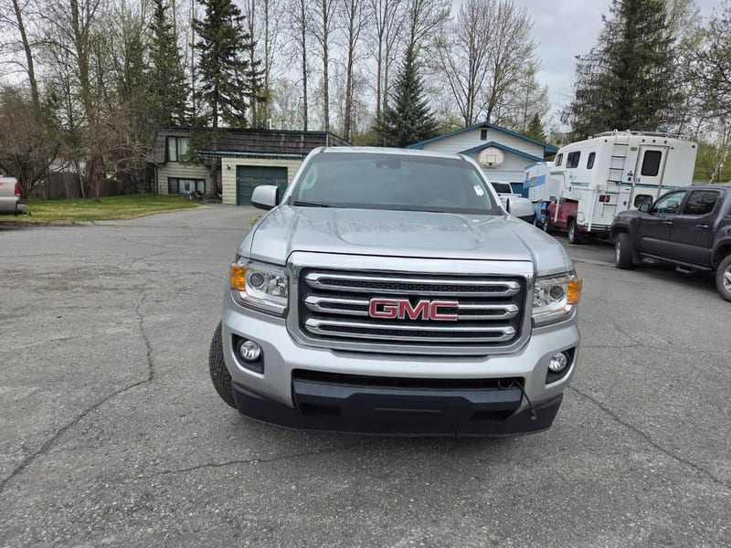 GMC Canyon seen head-on